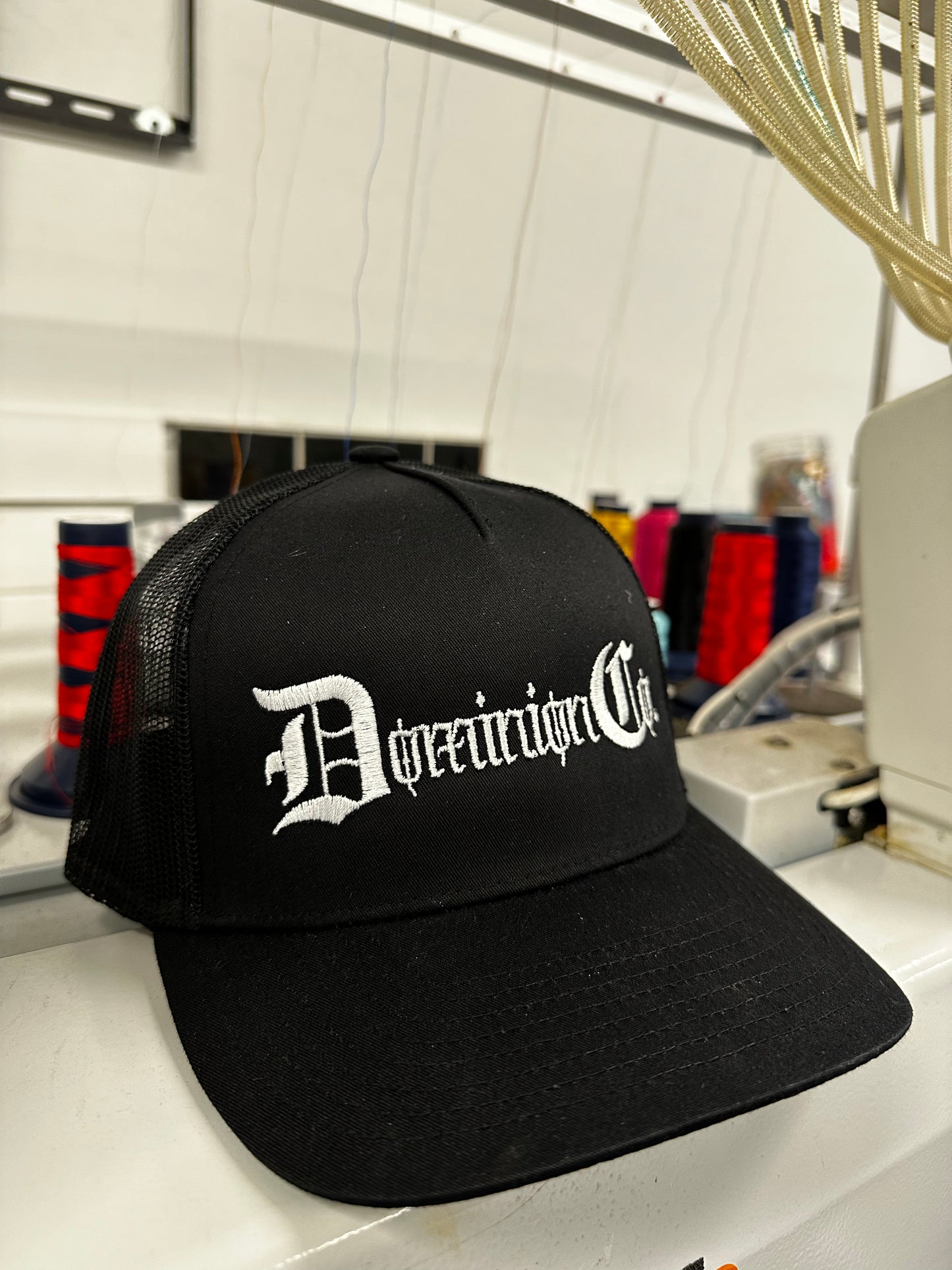 SIGNATURE DOMINION CO. TRUCKER HAT BLACK